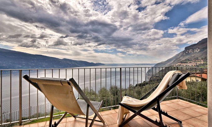 Oldesio Apartamento | Casa Azzurro Lago by Theater Home - with marvellous lake view