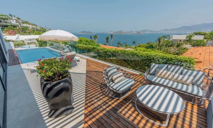 Las Brisas Casa | Casa Balam - Stunning Bay View from a Cozy Terrace