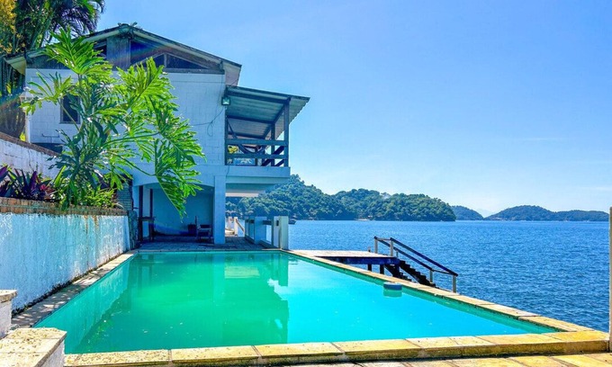 Mangaratiba Casa | Casa beira-mar com piscina na Ilha de Itacuruçá/RJ