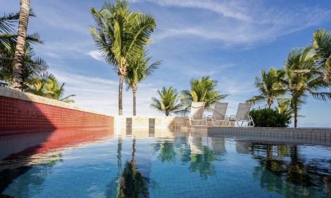 Itacimirim Casa | Casa Beira Mar on the beachfront and close to the natural pools.