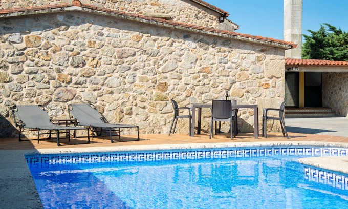 Cuntis Casa | Casa Belai en entorno rural con piscina, zona barbacoa y salón chimenea.