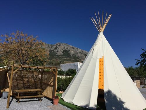 Zujar Otro | Casa Bella Teepees