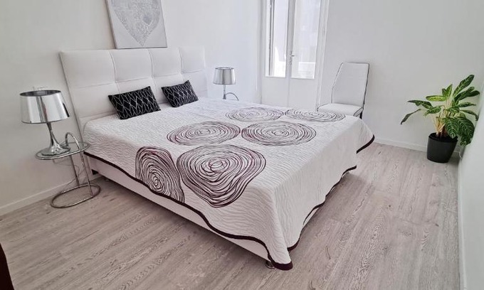 Roiano-Gretta-Barcola-Cologna-Scorcola Apartamento | Casa Bianca - 2 Bedroom Design Apartment