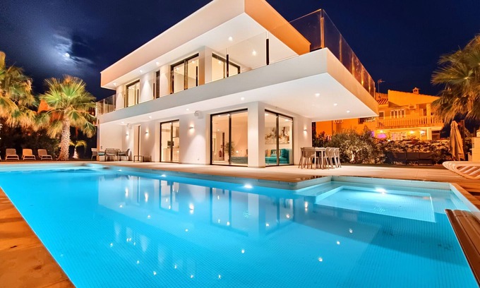 Punta Brava Villa | Villa de playa, gran piscina privada y jardín.