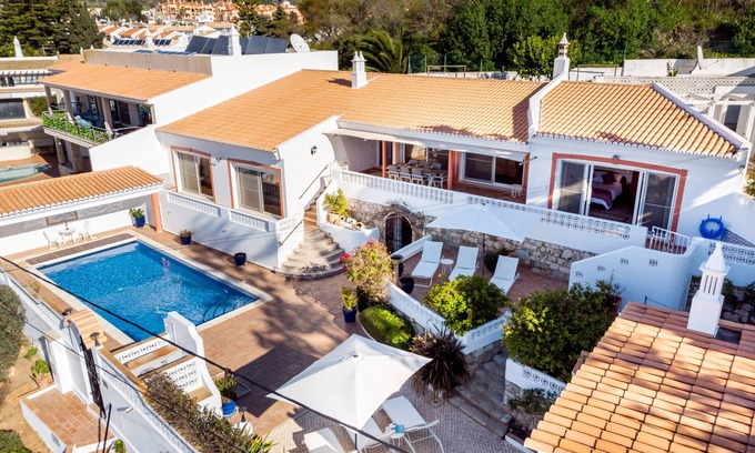 Praia da Luz Villa | Casa Bom Porto Villa frente a la playa con piscina climatizada en Praia da Luz, Lagos