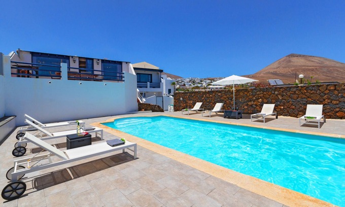 Tias Casa | Nueva casa de lujo con gran piscina climatizada privada de agua salada biológica