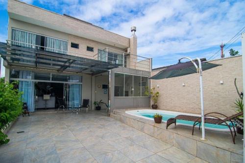 Meia Praia Casa | Casa c/piscina á 15 minutos Parque Beto Carreiro e 300m da praia Navegantes