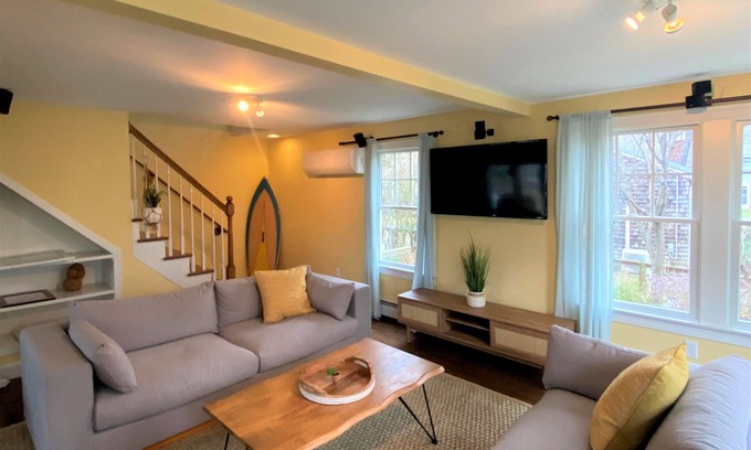 Saunderstown Casa | Casa Calypso-10 minutes to Newport and Narragansett. Walk to beach!