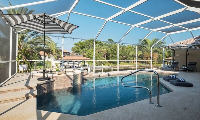 Palm Harbor Casa | Casa Canal: Waterfront Pool & Spa Retreat