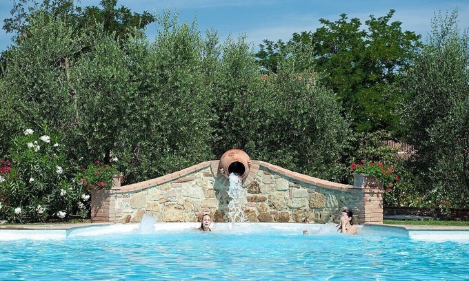 Peccioli Casa | Casa Canarino A: Un encantador apartamento rodeado de prados y verdes colinas.