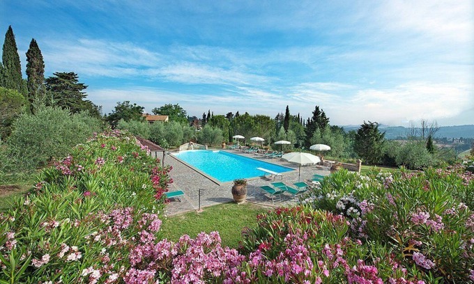Peccioli Casa | Casa Canarino E: Un acogedor apartamento rodeado de vegetación.