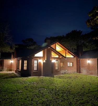 Carilo Casa | Casa Chalet Encuentros 1998 UBICADA A 1 CUADRA DEL MAR