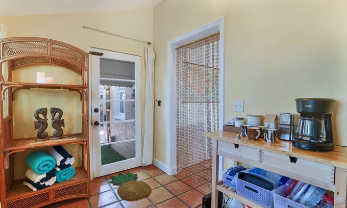 Southside Casa | Casa Cielo Walk to Intracoastal & Antique Shops
