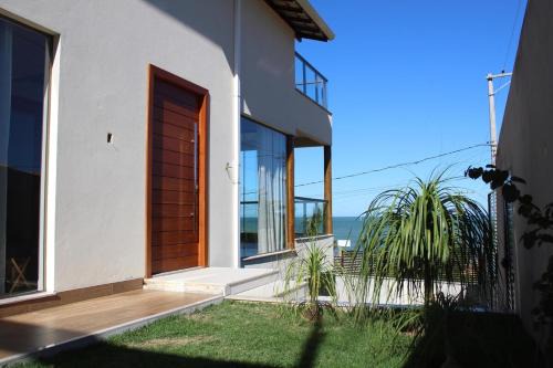 Iriri Casa | Casa com mezanino, de frente para o mar