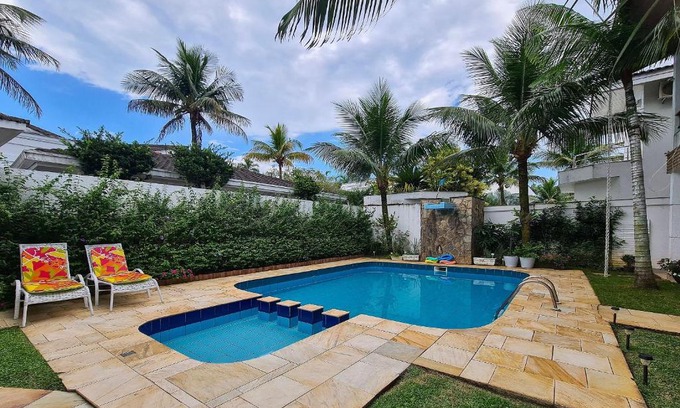 Jardim Acapulco Casa | Casa com piscina, varanda e lazer em condomínio