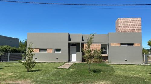 General Roca Casa | Casa con pileta y parrilla en barrio privado, 2 dormitorios