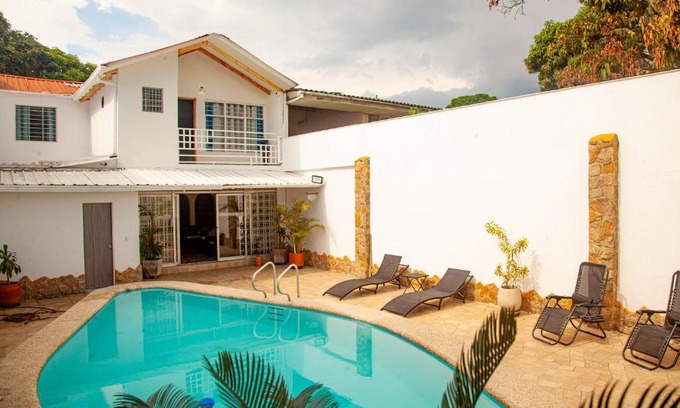 Cali Casa | Casa con piscina privada en Cali, cerca a Cosmocentro