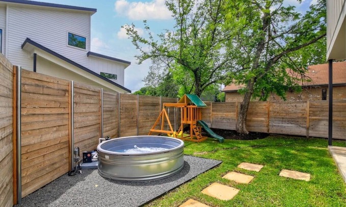 Highland Casa | Casa Contempo - Sleeps 6, Parking, Pool, Yard, NEW