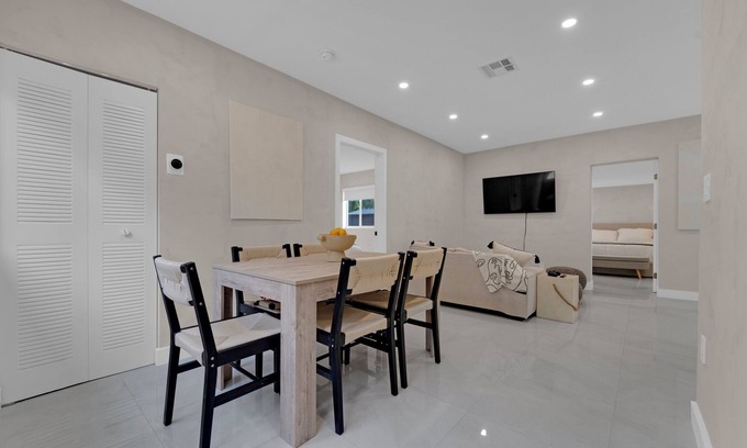 Hollywood Villa | Casa Copal: Modern and Stylish Retreat minutes away from Hollywood Beach