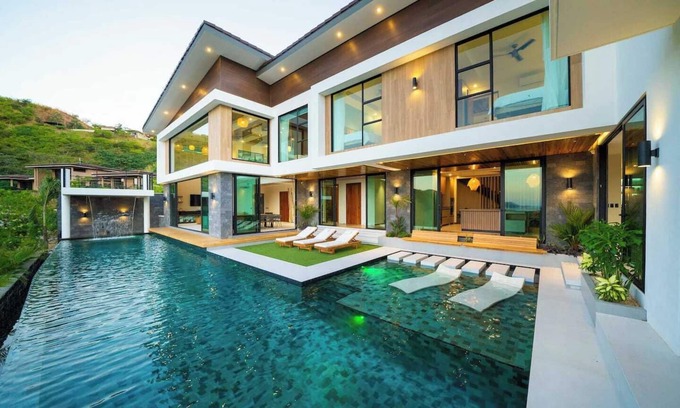 Santa Barbara Casa | 4 cuarto. 6 camas 3.5 baños. Dentro de la exclusiva comunidad Mar Vista. Piscina privada, amplias áreas comunes y todo lo que necesitas para una estancia inolvidable. Perfecto para grupos grandes o múltiples familias. A 4 minutos en auto de playa