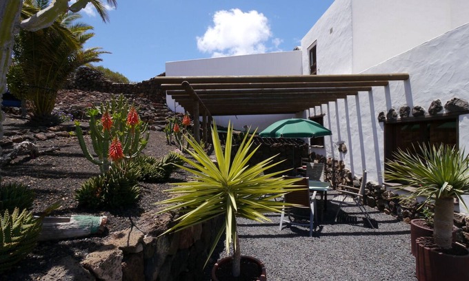 Guatiza Casa | CASA CUEVA, casa de campo en naturaleza única.