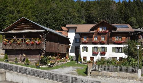 Morissen Apartamento | Casa Curgnun 21 Collenberg - Ferienwohnung 61m2 für max. 4 Pers.