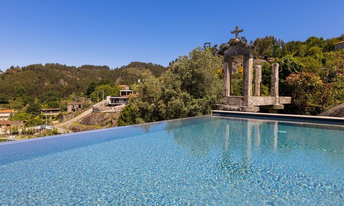 Guilhofrei Casa | Casa da Capela - House with infinity pool by House and People