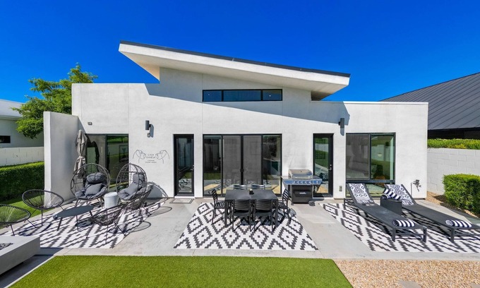 Coronado Casa | Casa Danesa | Pool | Fire Pit | Putt-Putt | Luxe & Modern