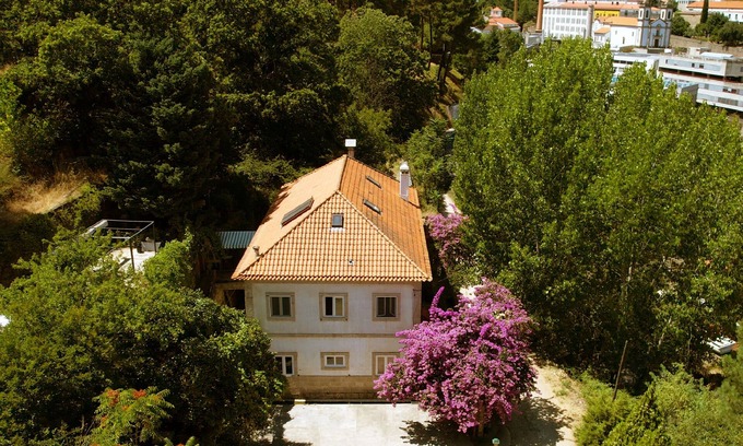 Covilha Cabaña | Casa das Essências, Country House in the City