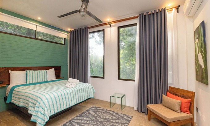 Valle Pura Vida Casa | Casa de Agua - 3-bedroom house in charming Manuel Antonio with WiFi, AC