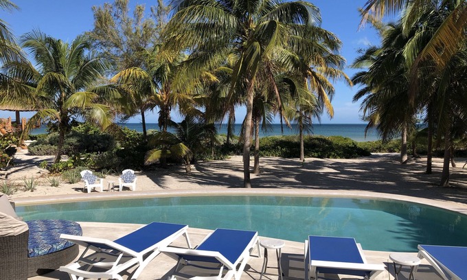 Telchac Puerto Casa | Casa De Cocos: una casa privada frente a la playa con aire acondicionado y Wifi