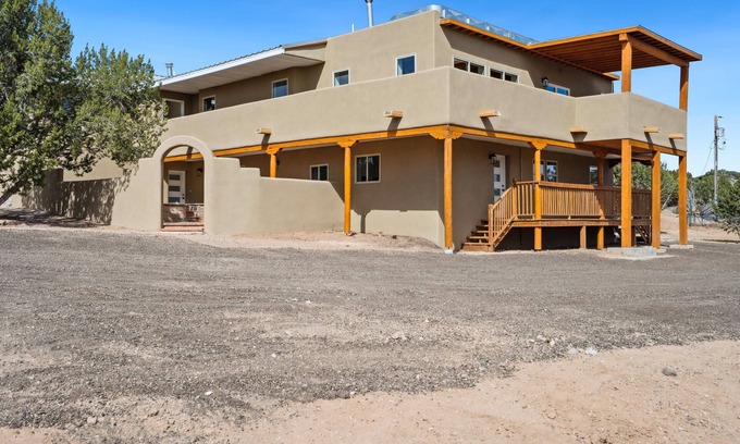 Canoncito Casa | Casa De Coyote: Luxury 7br 16+ guest retreat