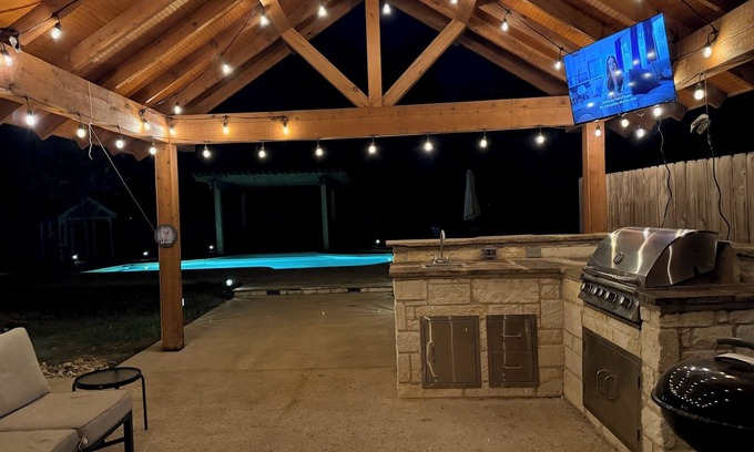 College Hills Estates Casa | Casa de Howdy! Sleeps 20- 3K/3Q/8T Pool, Pavillion!