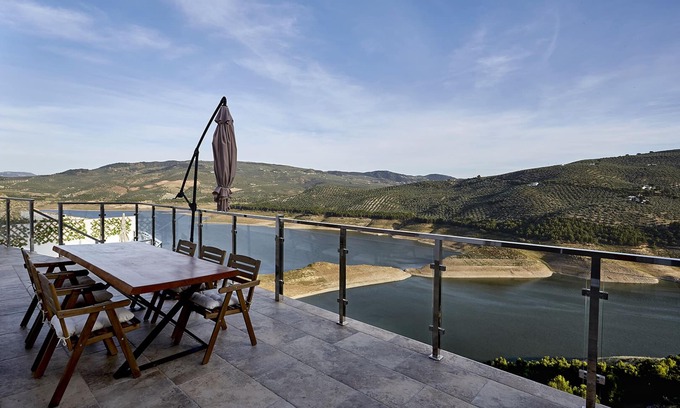 Iznajar Casa | Casa de nueva construcción con vistas al mayor embalse de Andalucía.