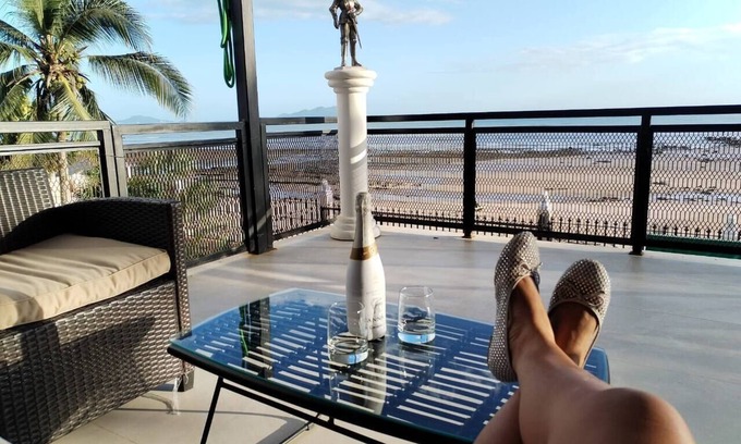 Tumba Vieja Casa | Casa de Playa Bonita - 2do Piso con Balcón