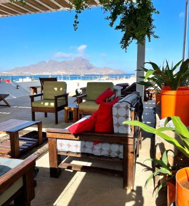Mindelo Casa | Casa de Poço Guest House and Gallery