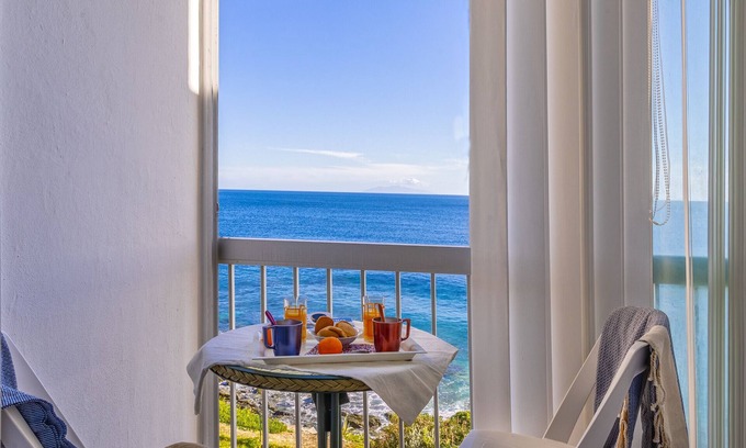 Ville-di-Pietrabugno Apartamento | Casa Del Mare, apartment with sea view, feet in the water