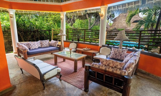 Diani Beach Villa | Casa Di Mia Villa, with Pool & 3 min walk to Beach.