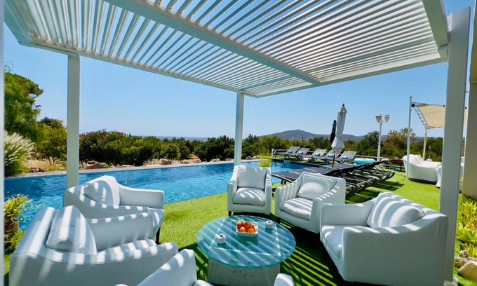 Estoi Villa | Villa moderna con gran piscina, construida en un lugar turístico rural rodeado de lagos.