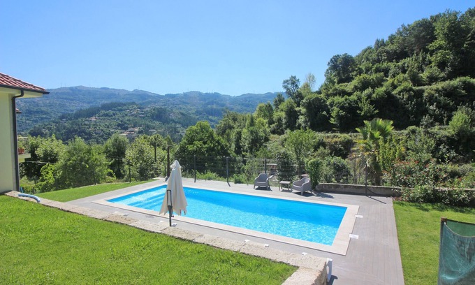 Rio Caldo Chalet De Esquí | Casa moderna con piscina en Gerês