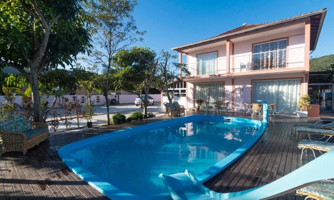 Zimbros Casa | Casa em Bombinhas com piscina