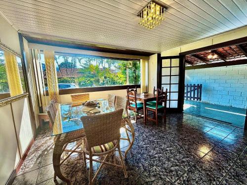 Angra dos Reis Casa | Casa em condomínio Luxuoso de Angra dos Reis que comporta até 8 pessoas.