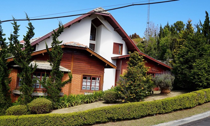 Vila Izabel Casa | Casa em Condominio, Recanto do Jordao, Ofuro, Quadra de Tenis, Lareira, mt Verde
