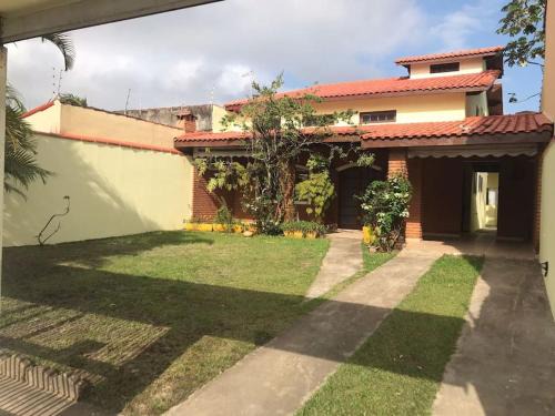 Raul Cury Casa | Casa espaçosa a 500 m da praia