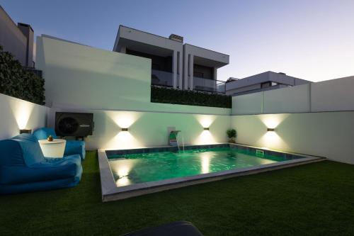 Seixal Casa | Casa Férias com Piscina Aquecida e Suítes Privadas