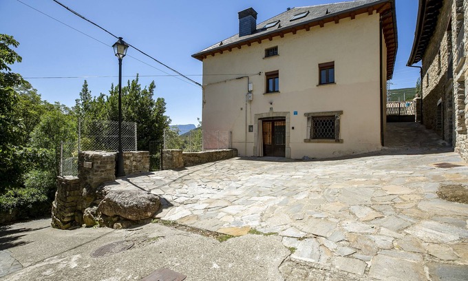 Castiello de Jaca Apartamento | Casa Feli: APARTAMENTO con JARDÍN PRIVADO en los PIRINEOS.