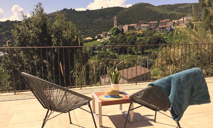 Soveria Apartamento | Casa Ferriginale - alquiler con muy linda vista del pueblo de Soveria