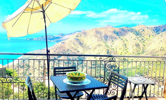Forza d'Agro Casa | Casa Francesco - House with sea view and Etna volcano