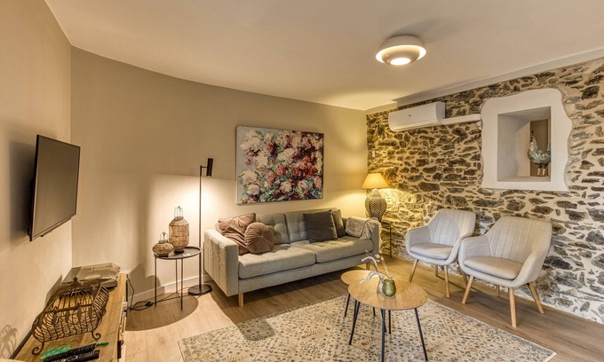 Espolla Casa | Apartamento 'Gall' con vistas a la montaña, Wi-Fi y aire acondicionado