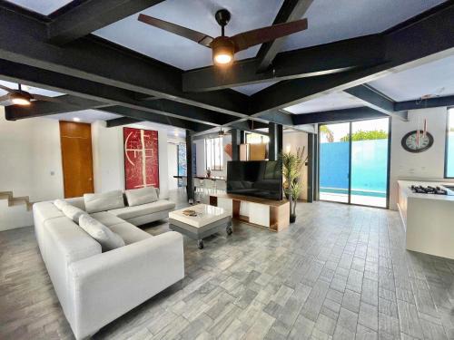 Puerto Juarez Casa | Casa Gigante de lujo, con piscina privada, 4 amplias habitaciones con baño privado